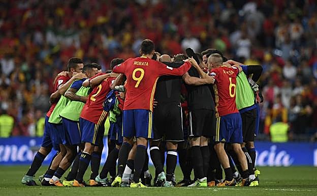 Isco Alarcón celebra uno de sus dos goles a Italia en el Bernabéu. 