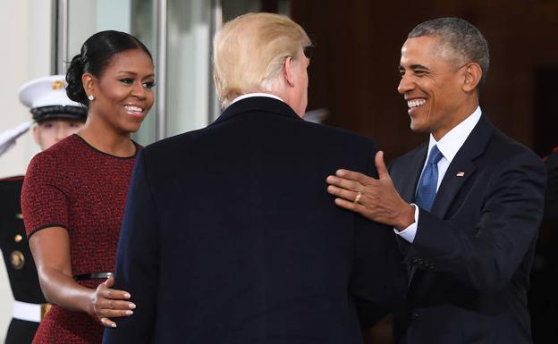 Los Obama, dando la bienvenida a Trump.