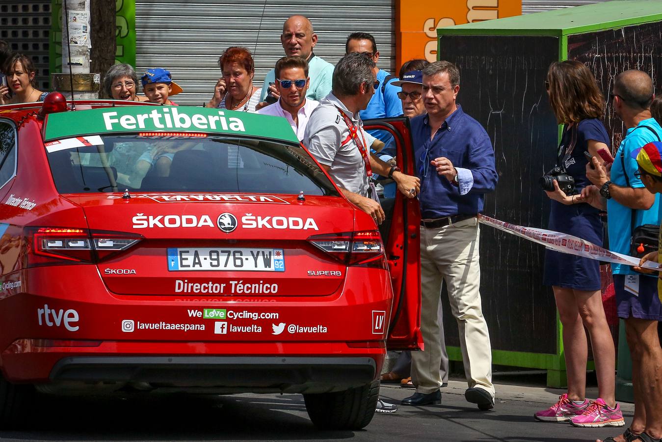 Los granadinos se lanzaron a la calle este domingopara disfrutar de primera mano de la 15ª etapa de la Vuelta a España entre Alcalá la Real y el Alto Hoya de la Moran, el la que el colombiano Miguel Ángel ‘Superman’ López (Astana) ganó en solitario y tras la cual el británico Chris Froome sigue líder de la general