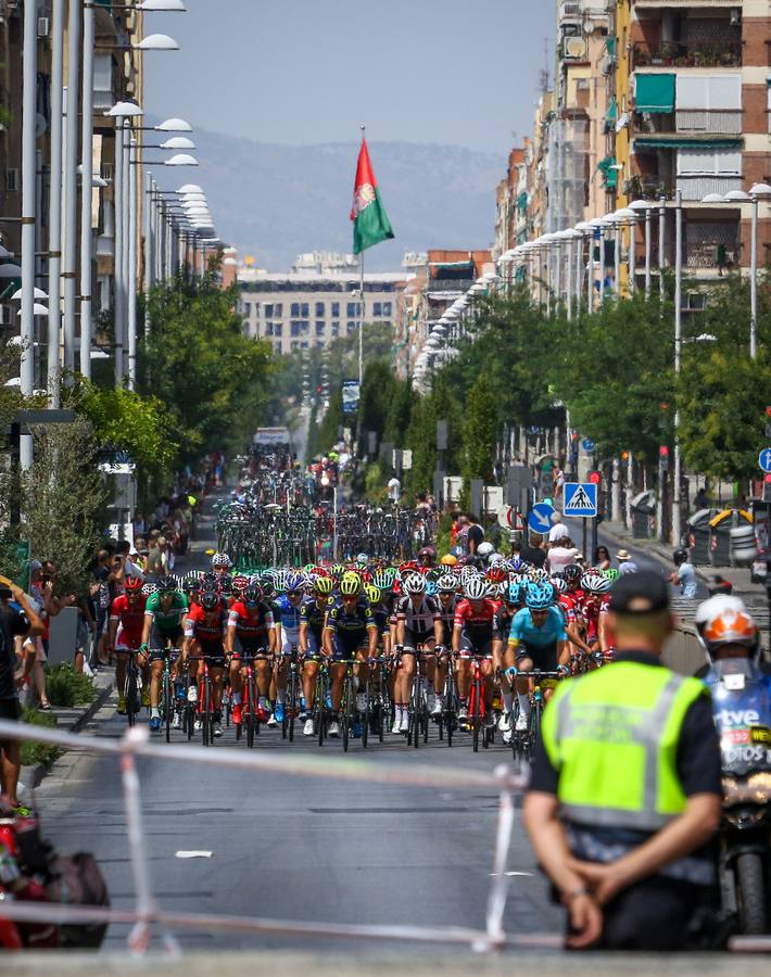 Los granadinos se lanzaron a la calle este domingopara disfrutar de primera mano de la 15ª etapa de la Vuelta a España entre Alcalá la Real y el Alto Hoya de la Moran, el la que el colombiano Miguel Ángel ‘Superman’ López (Astana) ganó en solitario y tras la cual el británico Chris Froome sigue líder de la general