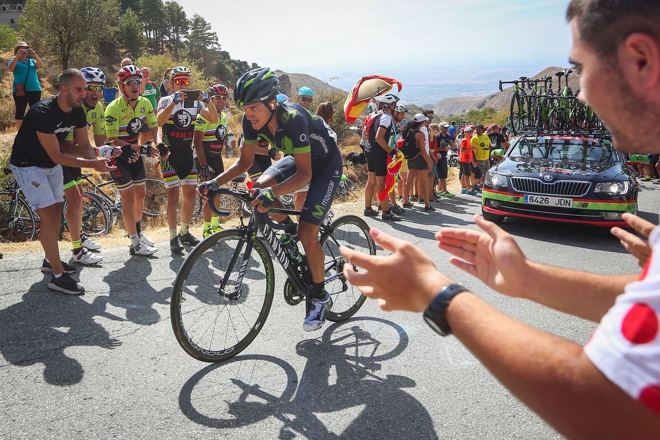 Los granadinos se lanzaron a la calle este domingopara disfrutar de primera mano de la 15ª etapa de la Vuelta a España entre Alcalá la Real y el Alto Hoya de la Moran, el la que el colombiano Miguel Ángel ‘Superman’ López (Astana) ganó en solitario y tras la cual el británico Chris Froome sigue líder de la general