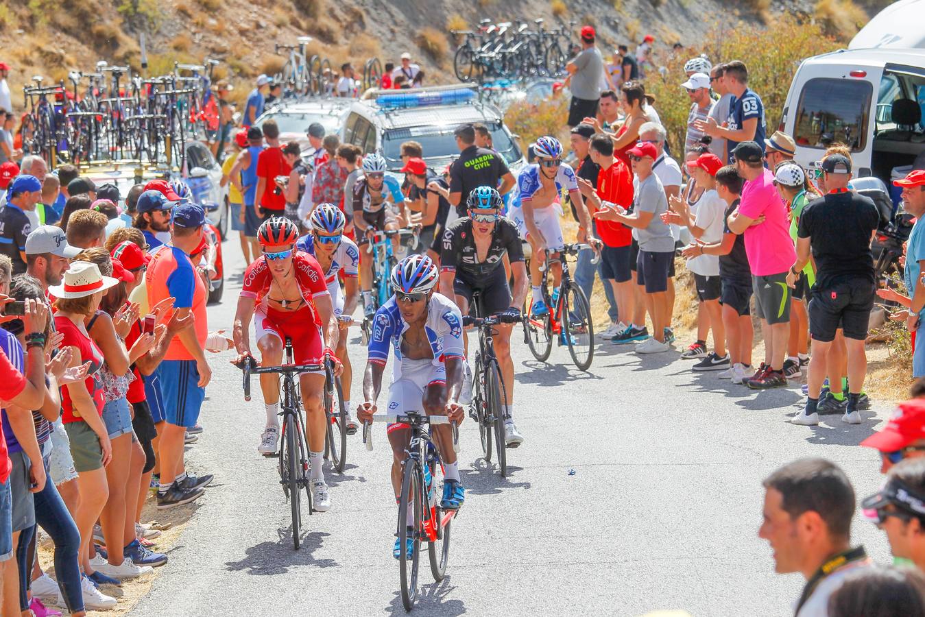 Los granadinos se lanzaron a la calle este domingopara disfrutar de primera mano de la 15ª etapa de la Vuelta a España entre Alcalá la Real y el Alto Hoya de la Moran, el la que el colombiano Miguel Ángel ‘Superman’ López (Astana) ganó en solitario y tras la cual el británico Chris Froome sigue líder de la general