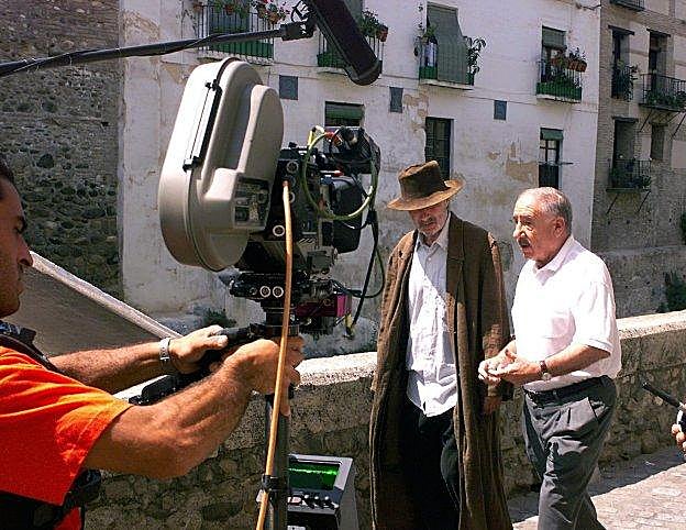 Joaquín (Alfredo Landa) pasea junto al mendigo lorquiano por la Carrera del Darro.