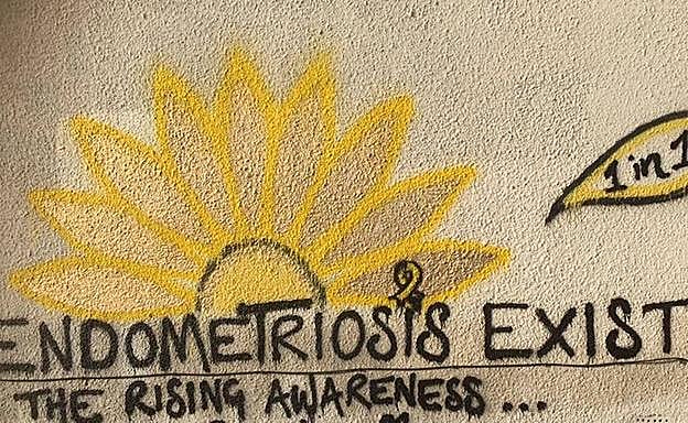 Pinta la pared de su casa para mostrar la enfermedad que lleva 11 años sufriendo y nadie creía