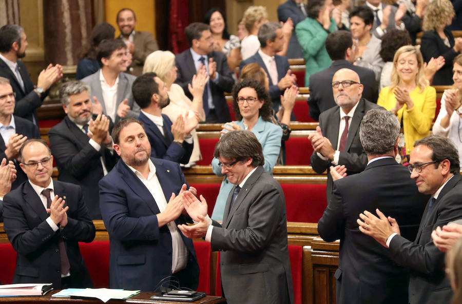 El Parlamento de Cataluña aprobó este miércoles una ley para convocar para el 1 de octubre un referéndum de secesión de España, que el Gobierno central considera inconstitucional y que buscará impedir con todo su arsenal jurídico.