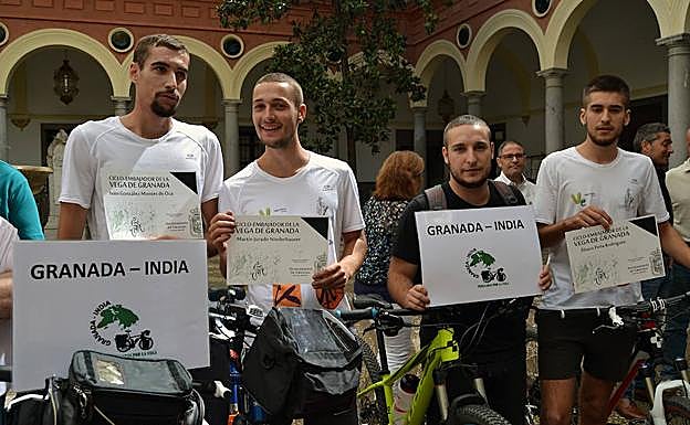 Los jóvenes, el día que iniciaron la marcha en el Ayuntamiento.