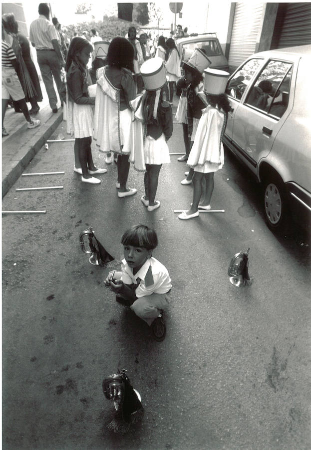 Imagen secundaria 2 - Arriba, procesión de a Virgen de Gracia en 1983; abajo, el Zaidín en 1983 y la majorets se preparan para el desfile en las fiestas de la barriada de Cervantes en 1994 