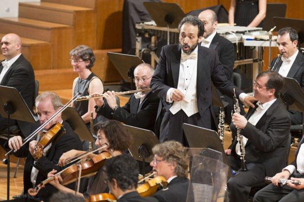 En el centro, de pie, el tenor José Manuel Zapata.