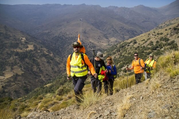 El grupo de montañeros desciende desde el Mulhacén hasta Capileira.