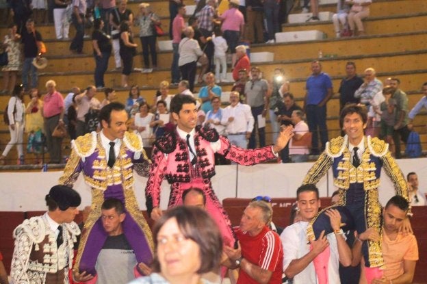 'El Cid', Cayetano Rivera Ordóñez y Alberto Lamelas, en la corrida de toros celebrada ayer en Villanueva del Arzobispo.