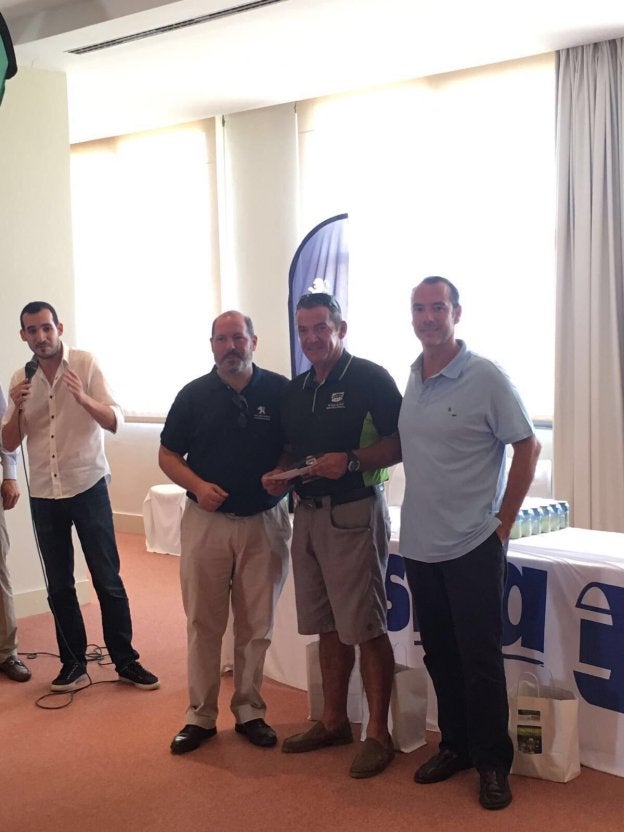 Andrew Tatlow recibe su premio como ganador de primera categoría.