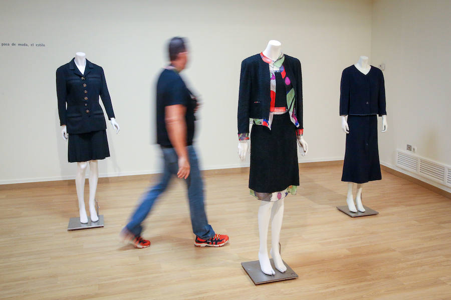 Una muestra expone en el centro de CajaGranada de Puerta Real más de 70 cuadros, esculturas, grabados y fotografías, siete vestidos y varios bolsos, zapatos y otras piezas de la colección Chanel
