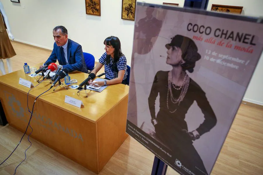 Una muestra expone en el centro de CajaGranada de Puerta Real más de 70 cuadros, esculturas, grabados y fotografías, siete vestidos y varios bolsos, zapatos y otras piezas de la colección Chanel