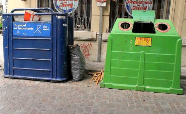 Imagen principal - Basura fuera de los contenedores, un habitual en las calles y plazas más céntricas de Granada.