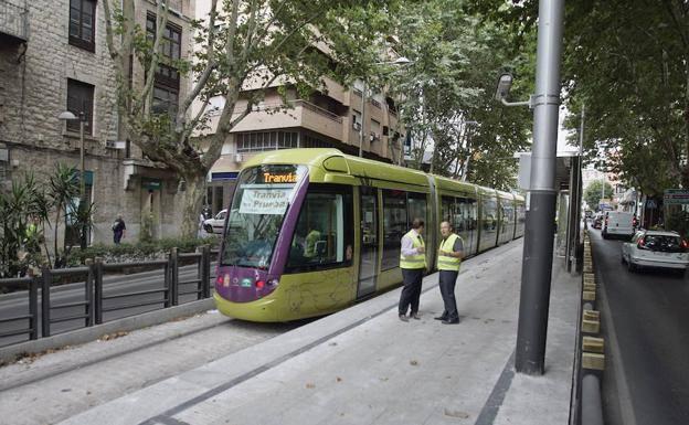 Imagen del tranvía de Jaén en un recorrido en pruebas.