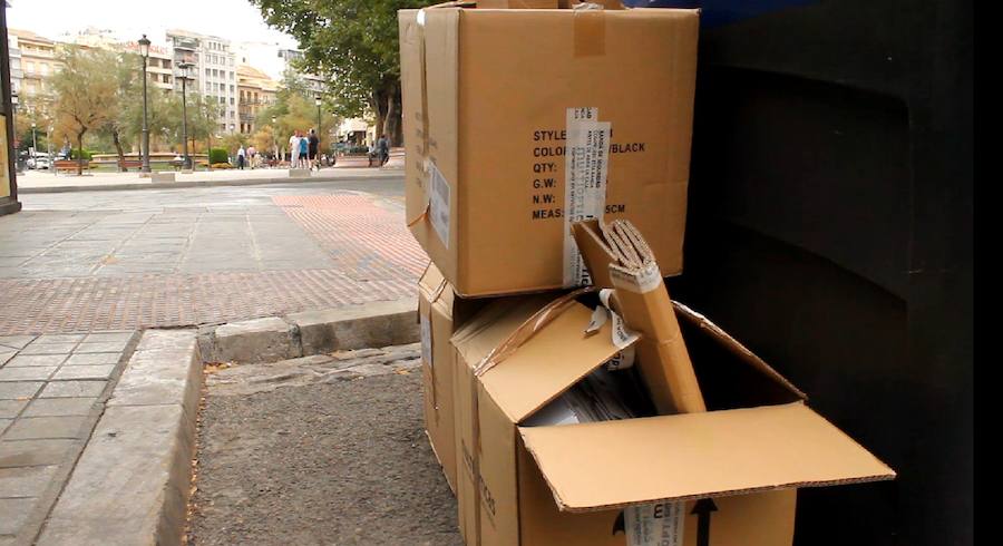 Cartones tirados fuera de los contenedores en pleno corazón de Granada.
