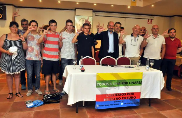 Algunos de los portavoces y miembros de los grupos de trabajo en la rueda de prensa que ayer ofrecieron en el hotel Cervantes.