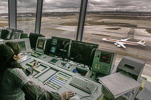 Una controladora sigue el despegue de un avión desde la torre del aeropuerto de Madrid-Barajas. :: alberto ferreras