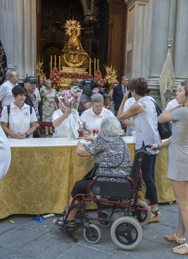 Miles de personas participaron en la ofrenda floral a la Virgen de las Angustias