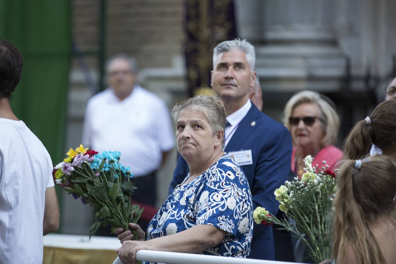 Miles de personas participaron en la ofrenda floral a la Virgen de las Angustias