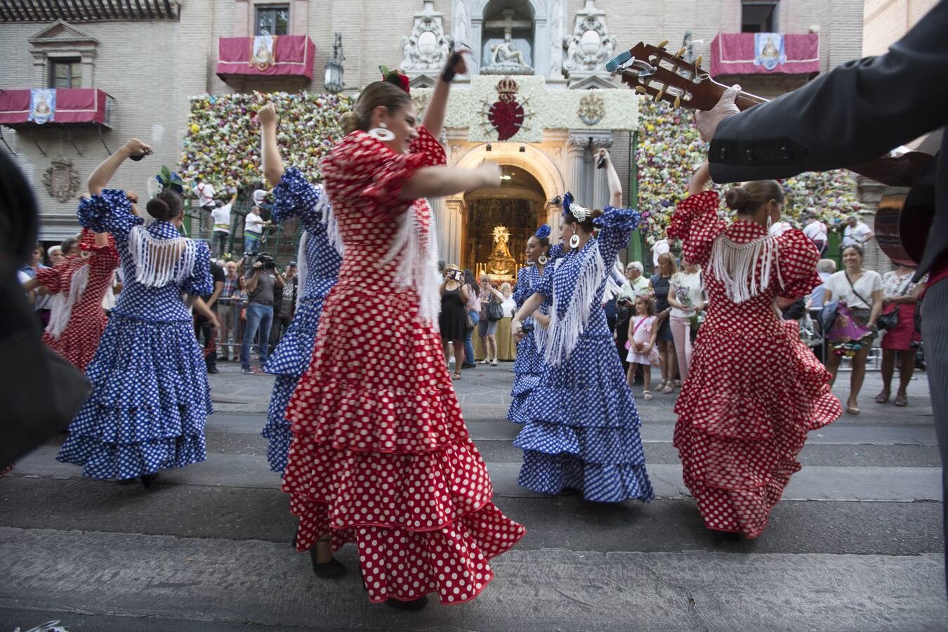 Miles de granadinos y personas llegadas de localidades de toda la provincia fueron dejado sus flores en los grandes paneles situados a ambos lados de la puerta de acceso al templo