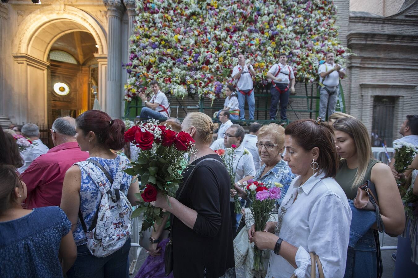 Miles de granadinos y personas llegadas de localidades de toda la provincia fueron dejado sus flores en los grandes paneles situados a ambos lados de la puerta de acceso al templo