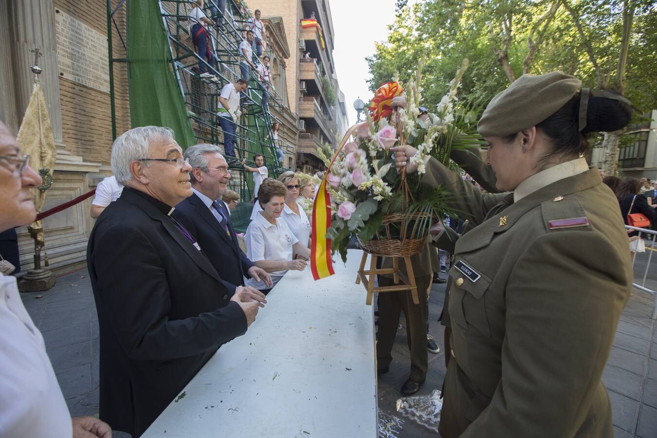 Miles de personas participaron en la ofrenda floral a la Virgen de las Angustias