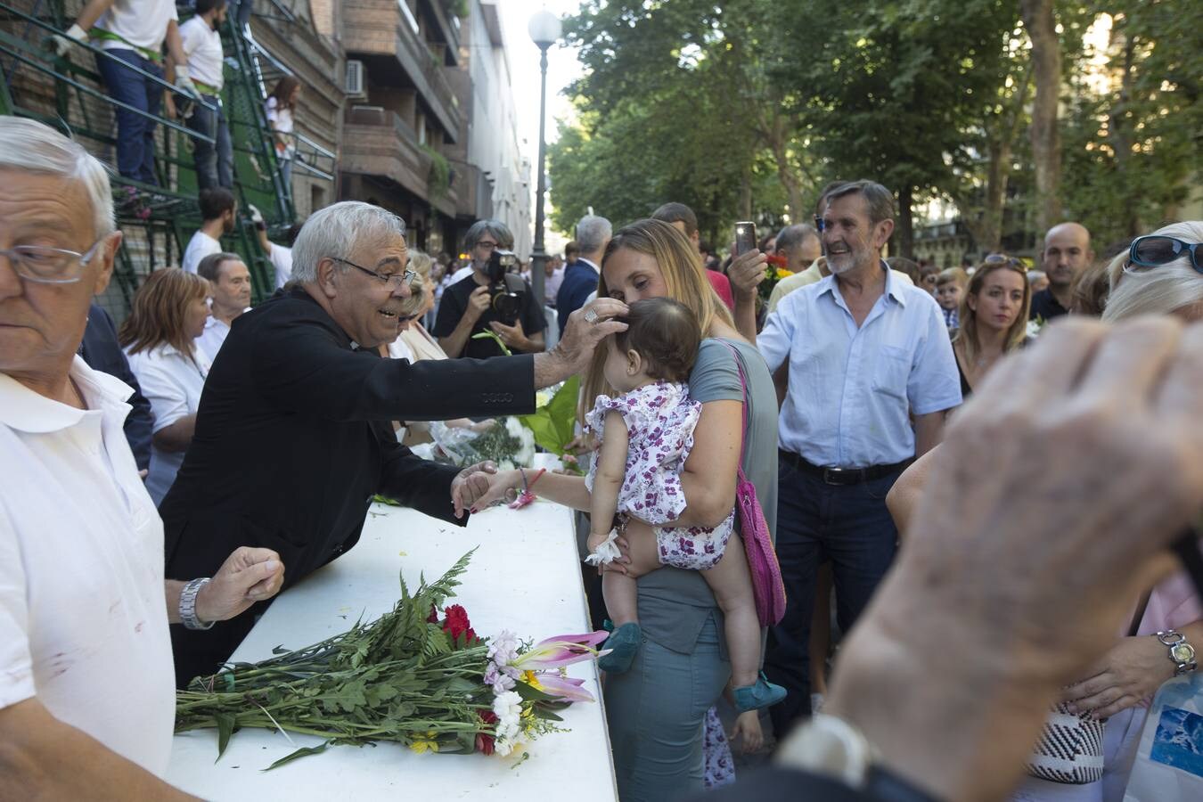 Miles de personas participaron en la ofrenda floral a la Virgen de las Angustias