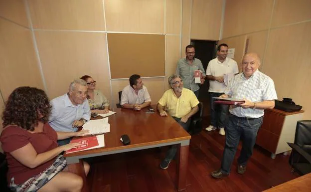 Los representantes de José María Rueda, Noel López y José Entrena entregan los avales.