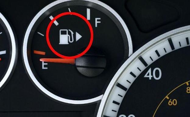 ¿Qué significa la flecha que hay junto al dibujo de la gasolina en tu coche?