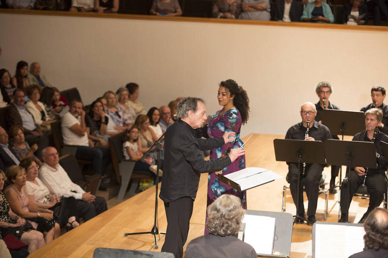 El director granadino ya había actuado con la banda, aunque como integrante del Coro García Lorca que ha acompañado a la formación instrumental del Ayuntamiento
