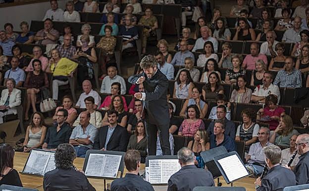 Pablo Heras-Casado dirige la Banda de Música de Granada en su centenario