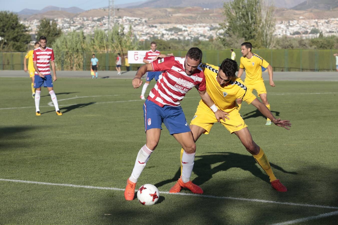 El guardameta cuaja un 'partidazo' ante el Marbella y sus paradas ayudan al filial rojiblanco a cosechar su cuarto triunfo consecutivo