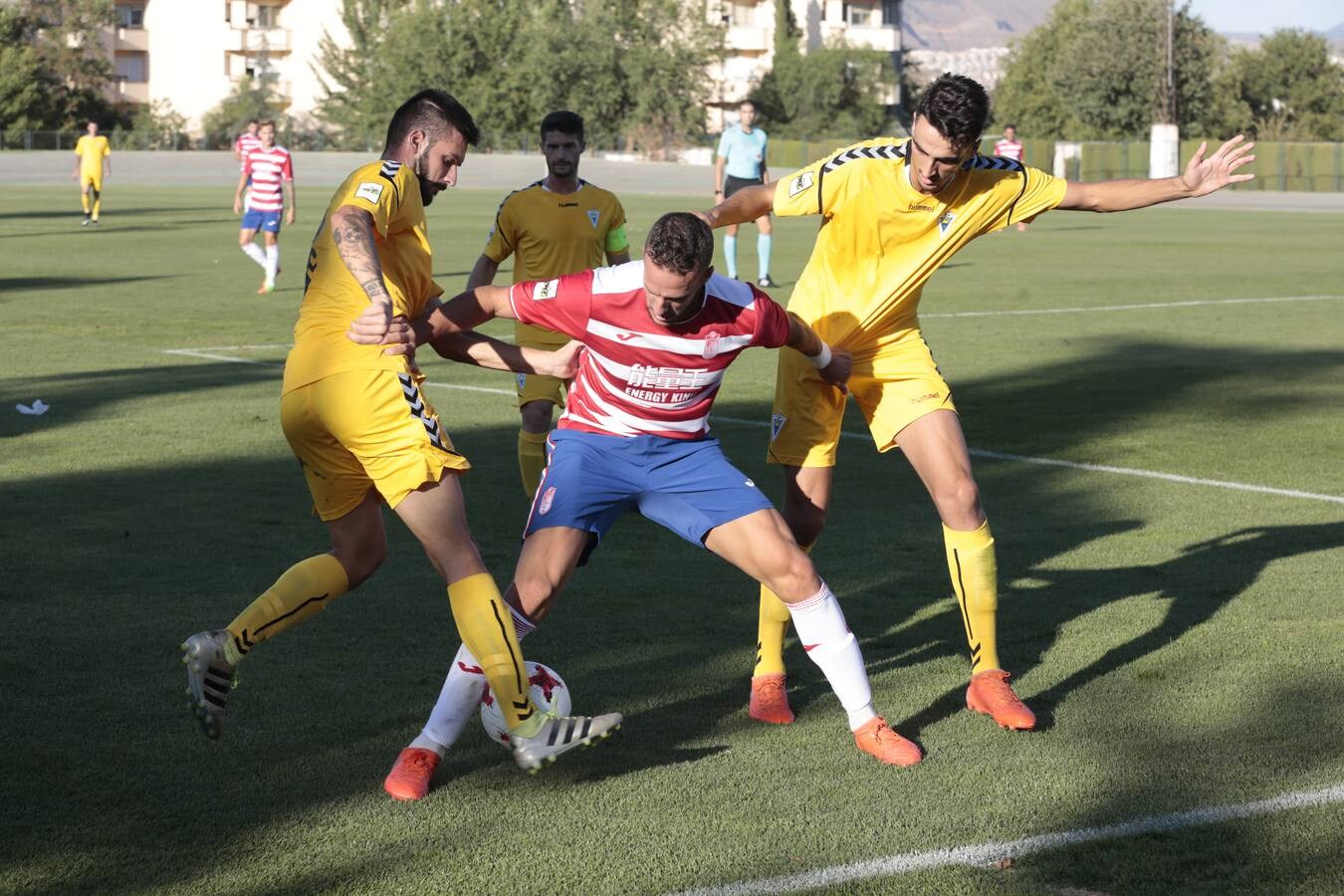 El guardameta cuaja un 'partidazo' ante el Marbella y sus paradas ayudan al filial rojiblanco a cosechar su cuarto triunfo consecutivo