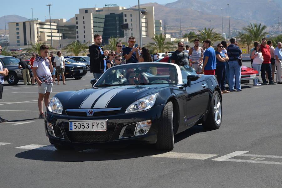 La Asociación Coches Americanos del Sur celebraba el domingo en el Centro Comercial Nevada de Granada su primera concentración de vehículos que hizo las delicias de los aficionados.