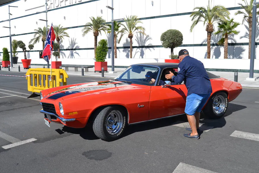 La Asociación Coches Americanos del Sur celebraba el domingo en el Centro Comercial Nevada de Granada su primera concentración de vehículos que hizo las delicias de los aficionados.