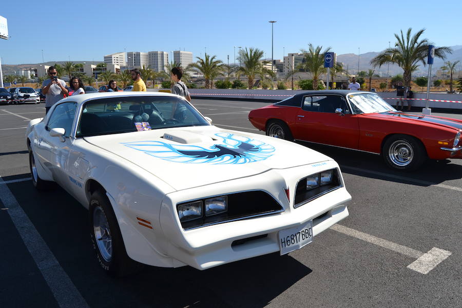 La Asociación Coches Americanos del Sur celebraba el domingo en el Centro Comercial Nevada de Granada su primera concentración de vehículos que hizo las delicias de los aficionados.