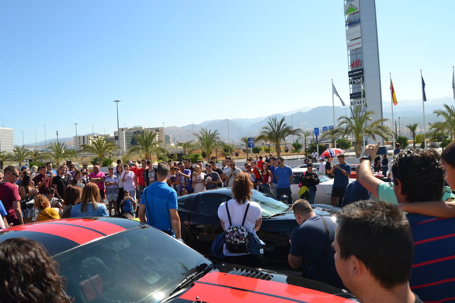 La Asociación Coches Americanos del Sur celebraba el domingo en el Centro Comercial Nevada de Granada su primera concentración de vehículos que hizo las delicias de los aficionados.