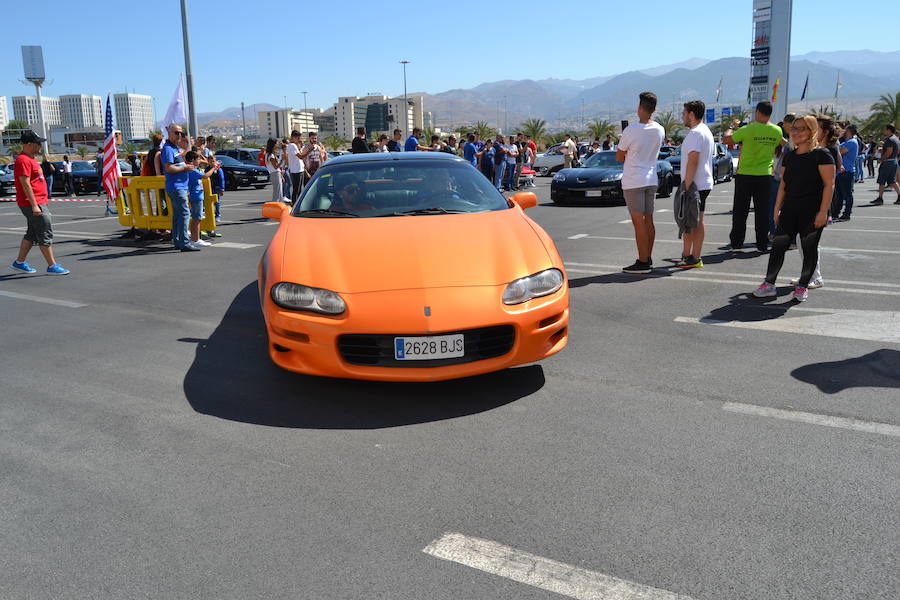 La Asociación Coches Americanos del Sur celebraba el domingo en el Centro Comercial Nevada de Granada su primera concentración de vehículos que hizo las delicias de los aficionados.
