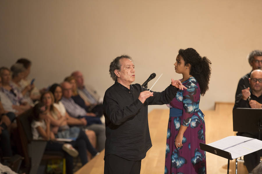 El director granadino ya había actuado con la banda, aunque como integrante del Coro García Lorca que ha acompañado a la formación instrumental del Ayuntamiento