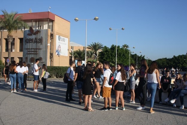 El pasillo central de la Universidad de Almería volvió ayer a la normalidad tras las vacaciones veraniegas.