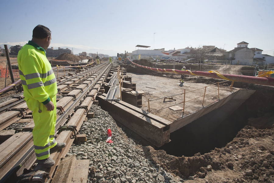 Un trabajador observa el avanace de las obras en el Cerrillo de Maracena en febrero de 2011.