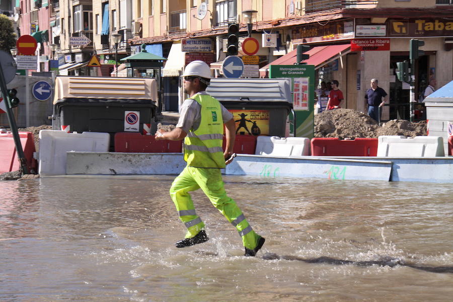 Trabajador corriendo por el Camino de Ronda después de que se inundara por la rotura de una tubería en junio de 2009.