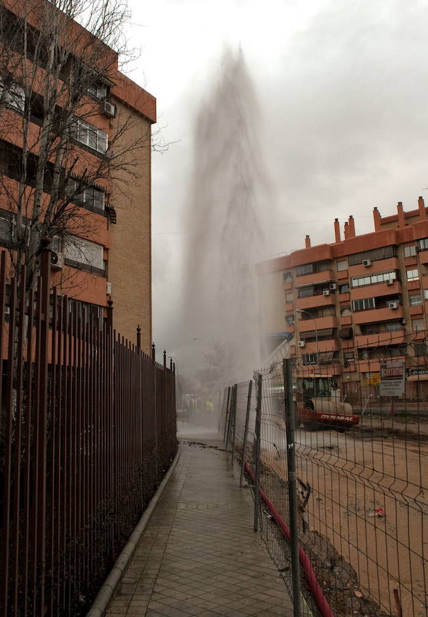 En enero de 2011, la ruptura de una tubería durante las obras provocó que surgiera este enorme salto de agua a presión.