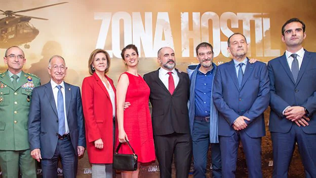 La ministra, con autoridades almerienses cuando vino a la provincia para el estreno de la película 'Zona Hostil'.