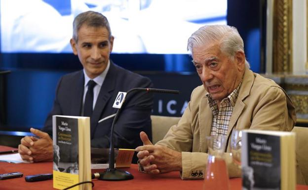 Mario Vargas Llosa (d).