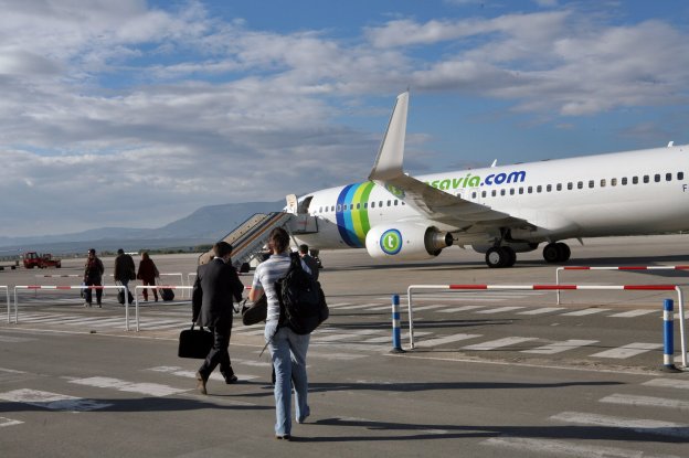Un avión de la compañía aérea Transavia espera el embarque de los pasajeros.