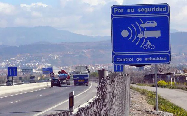 Un cartel anuncia la presencia de un radar en la Circunvalación de Granada 