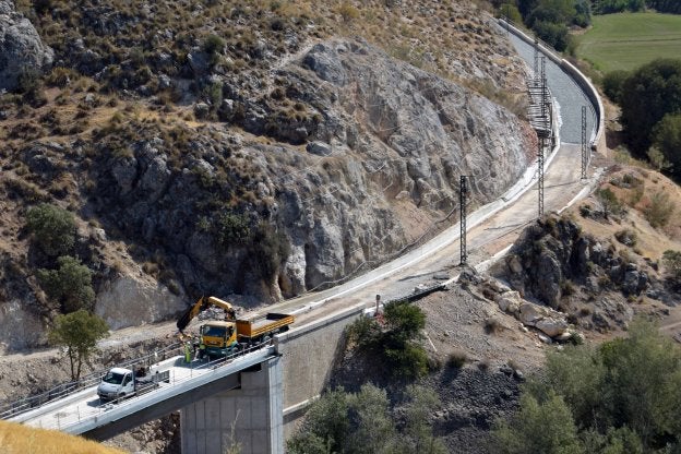 Imagen del viaducto de Puente Quebrada con trabajadores, en el día de ayer.