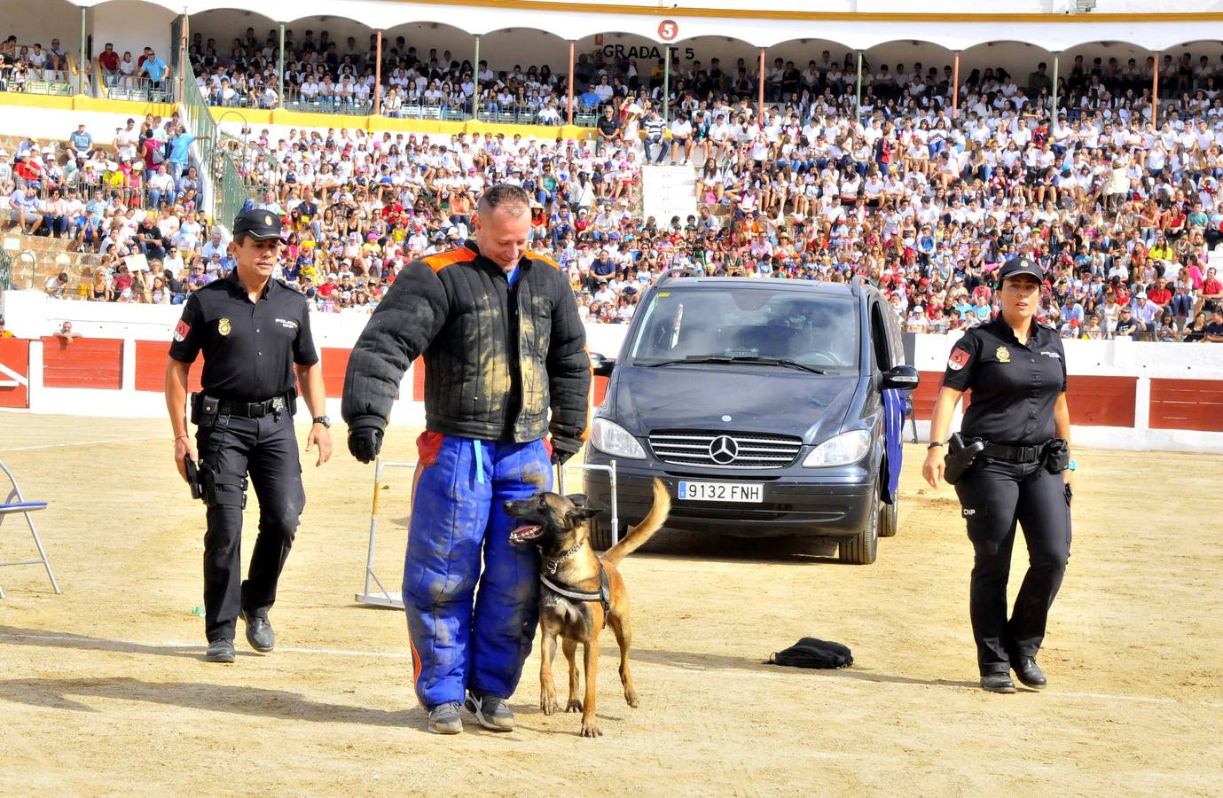 La Plaza de Toros acogió la exhibición del servicio que realizan las unidades policiales